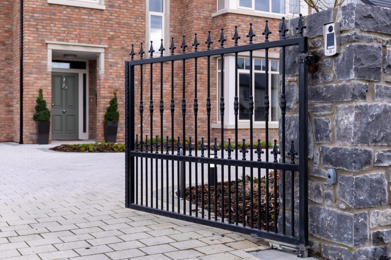 Gates Architectural Automated Redwood Tullamore